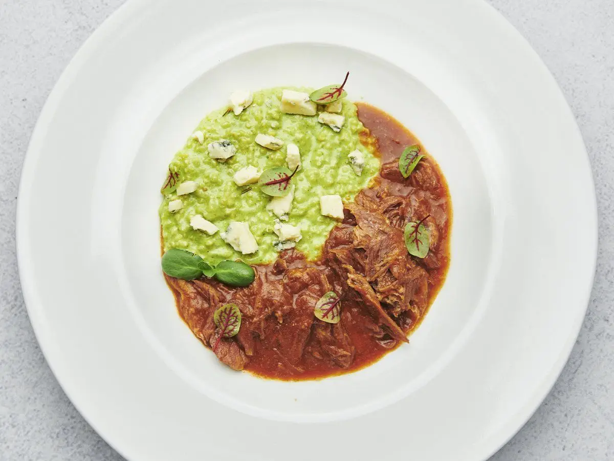 Рваная утка в мясном соусе