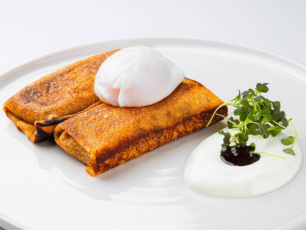 Блины с мясом и яйцом пашот