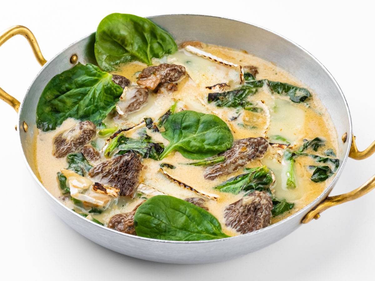 Сморчки со шпинатом