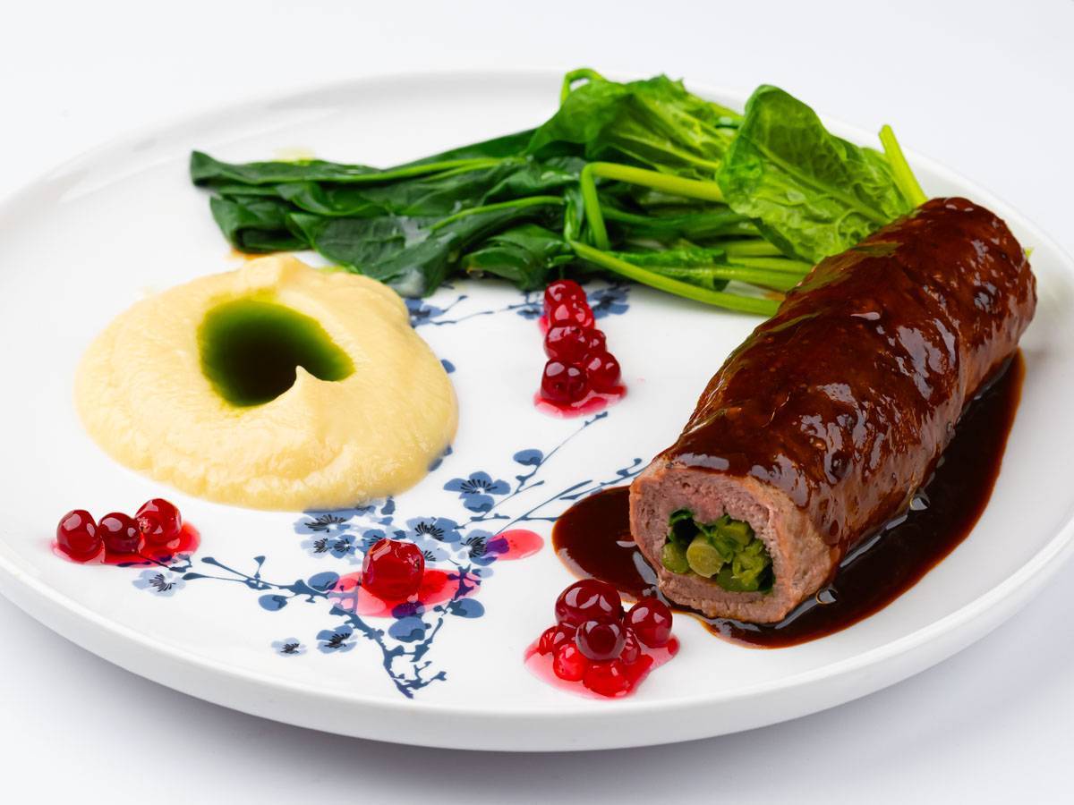 Рулет из ягненка со спаржей