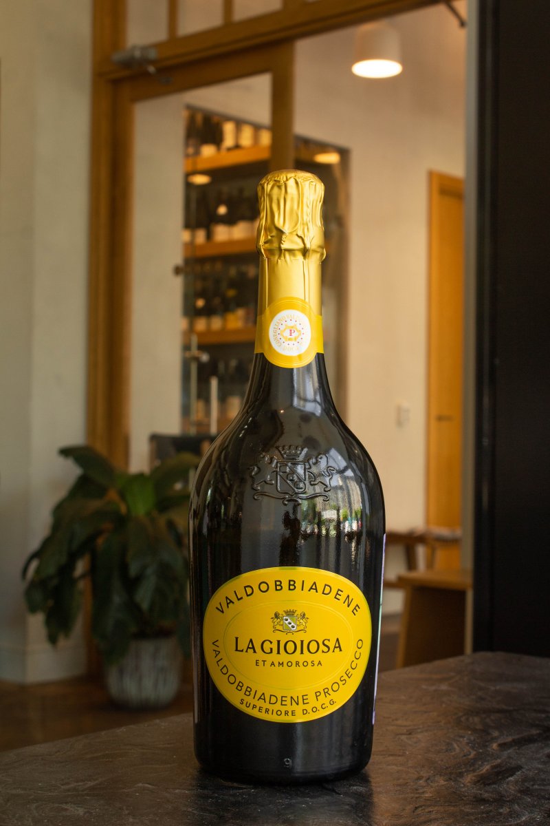 Игристое вино La Gioiosa Valdobbiadene Prosecco Superiore DOCG Extra Dry купить в винном ресторане Остерия - лучшая цена Игристое вино La Gioiosa Valdobbiadene Prosecco Superiore DOCG Extra Dry / Ла Джойоза Просекко ди Вальдоббьядене Сюперьоре Экстра Драй