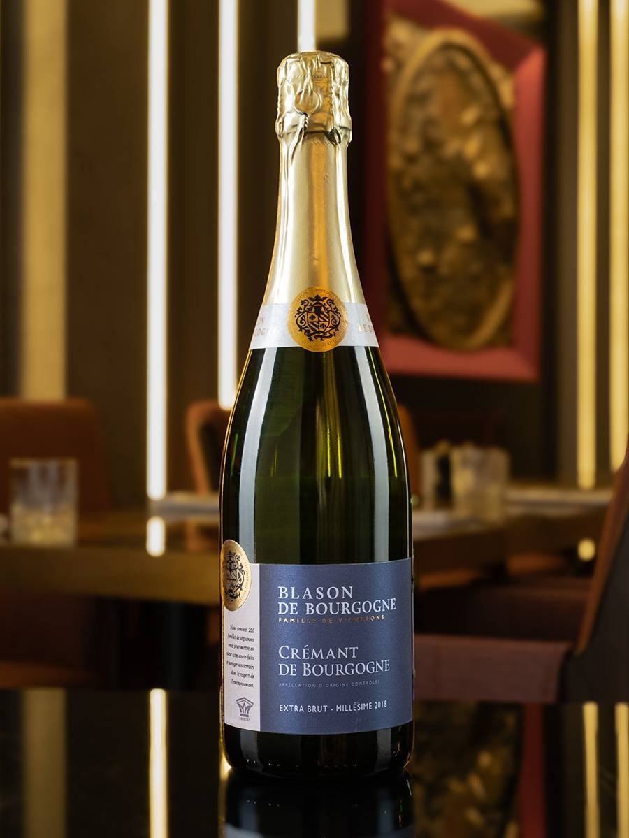 Игристое вино Blason de Bourgogne Blanc de Blancs Cremant de Bourgogne Extra Brut Millesime 2018 купить в винном ресторане Остерия - лучшая цена Игристое вино Blason de Bourgogne Blanc de Blancs Cremant de Bourgogne Extra Brut Millesime 2018 / Блазон де Бургонь Блан де Блан Креман де Бургонь