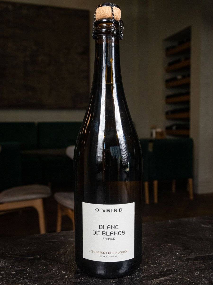 Игристое вино Oddbird Blanc de Blancs No Alcohol купить в винном ресторане Остерия - лучшая цена Игристое вино Oddbird Blanc de Blancs No Alcohol / Оддбёрд Блан де Блан Безалкогольное