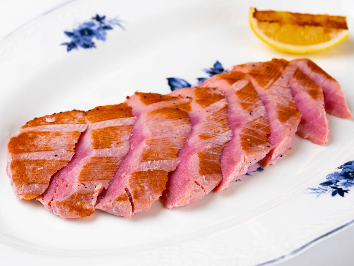 Стейк тунца на гриле