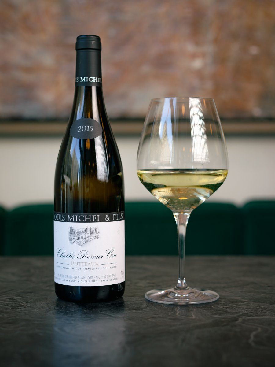 Купить вино Louis Michel & Fils Chablis Premier Cru Butteaux в винном ресторане Остерия цена Вино Louis Michel & Fils Chablis Premier Cru Butteaux / Луи Мишель энд Фис Шабли Премье Крю Бутто