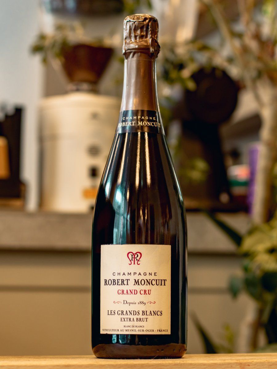 Шампанское Robert Moncuit Blanc de Blancs Grand Cru Extra Brut- лучшая цена и выбор в Остерия Амичи Шампанское Robert Moncuit Blanc de Blancs Grand Cru Extra Brut / Роберт Монкюи Блан де Блан Гран Крю Экстра Брют