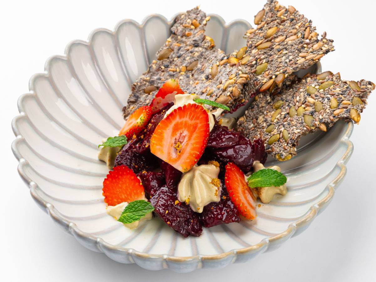 Салат с печеной свеклой и фисташковым муссом