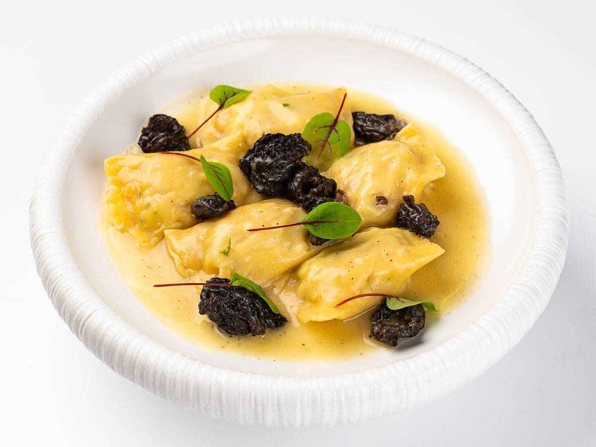 Равиоли с крабом и сморчками