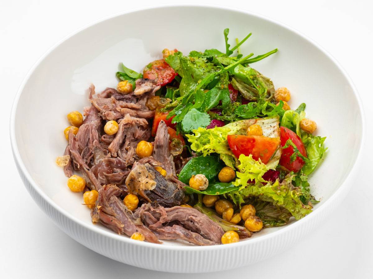 Салат с ягненком и попкорном нут