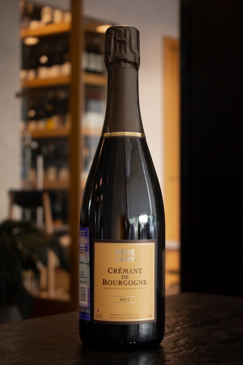 Игристое вино Rene Lamy Cremant de Bourgogne Brut купить в винном ресторане Остерия - лучшая цена Игристое вино Rene Lamy Cremant de Bourgogne Brut / Рене Лами Креман де Бургонь Брют