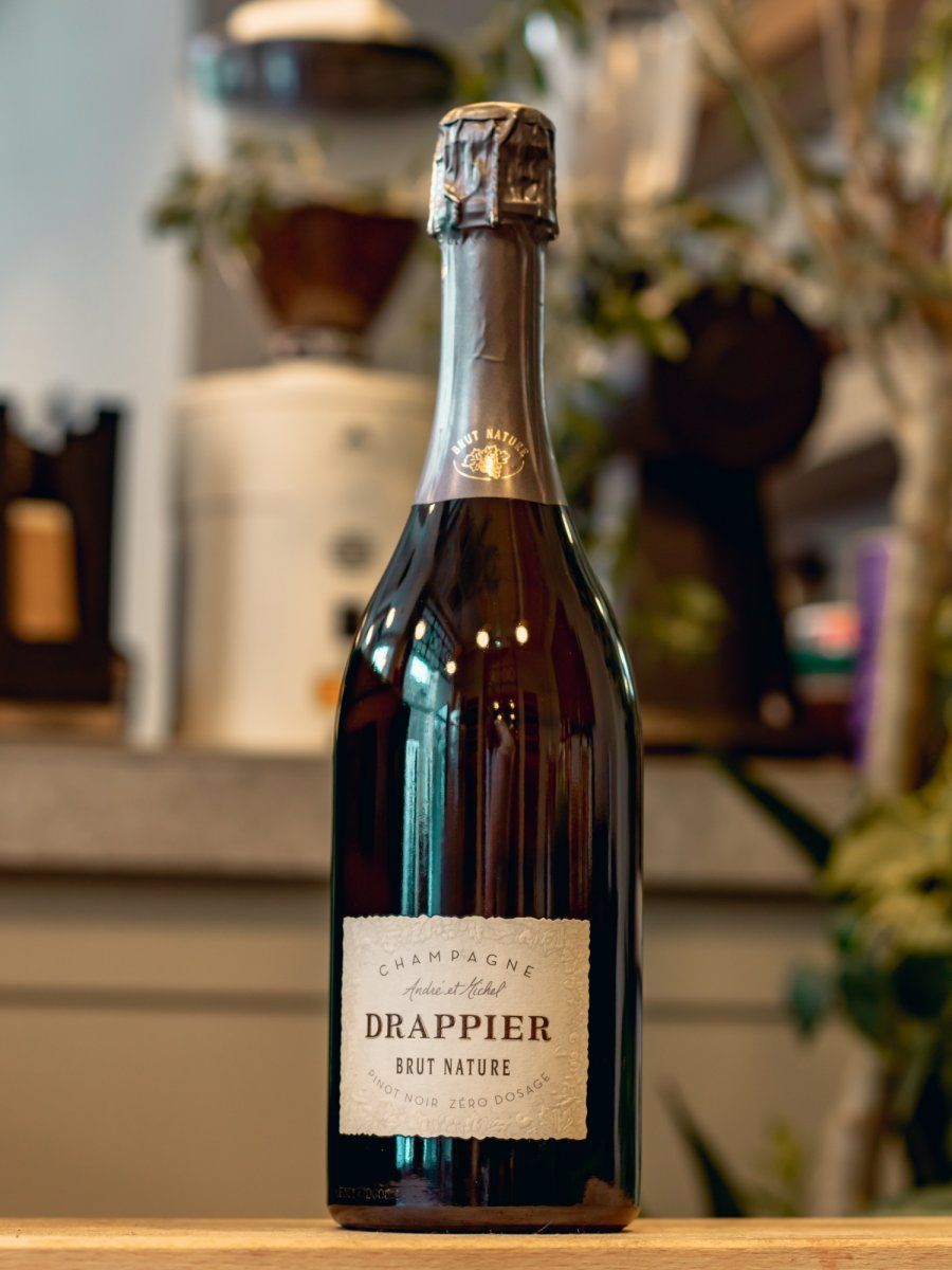 Купить шампанское Drappier Brut Nature Zero Dosage Sans Soufre Champagne - лучшая цена и выбор в Остерия Амичи Шампанское Drappier Brut Nature Zero Dosage Sans Soufre Champagne / Брют Натюр Зеро Дозаж Драпье