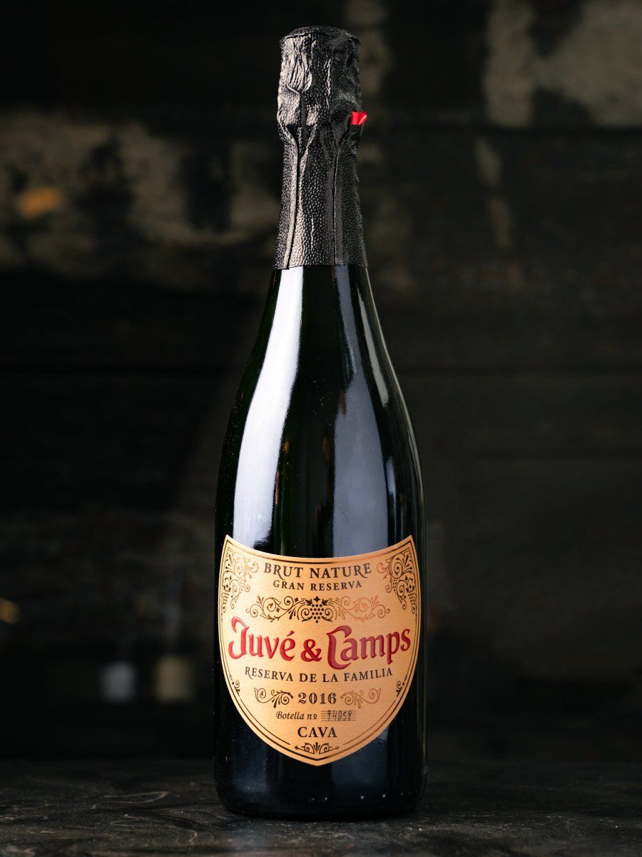 Игристое вино Juve y Camps Cava Reserva de la Familia купить в Остерия - лучшая цена Игристое вино Juve y Camps Cava Reserva de la Familia / Жюве и Кампс Кава Резерва де ла Фамилия