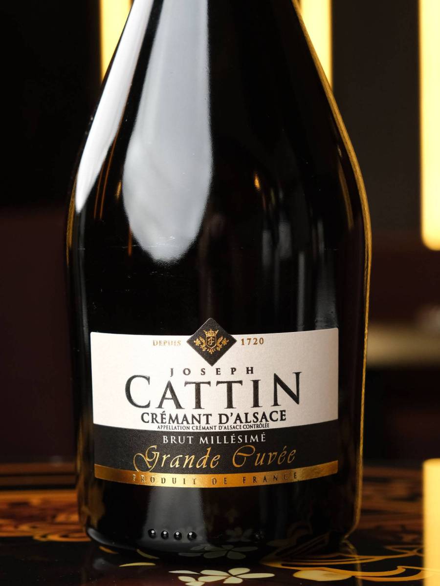 Игристое вино Joseph Cattin Cremant d`Alsace Brut Millesime Grande Cuvee купить в винном ресторане Остерия - лучшая цена Игристое вино Joseph Cattin Cremant d`Alsace Brut Millesime Grande Cuvee / Креман д'Эльзас Жозеф Каттэн Гранд Кюве