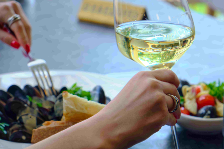 Правила подачи и потребления белого сухого вина в ресторане