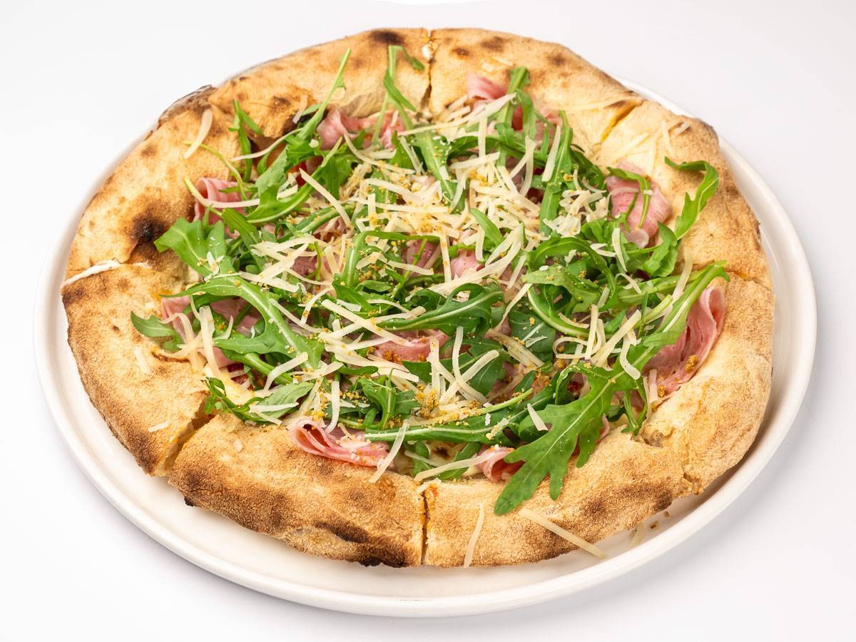 Неаполитанская пицца с мортаделлой и страчателлой