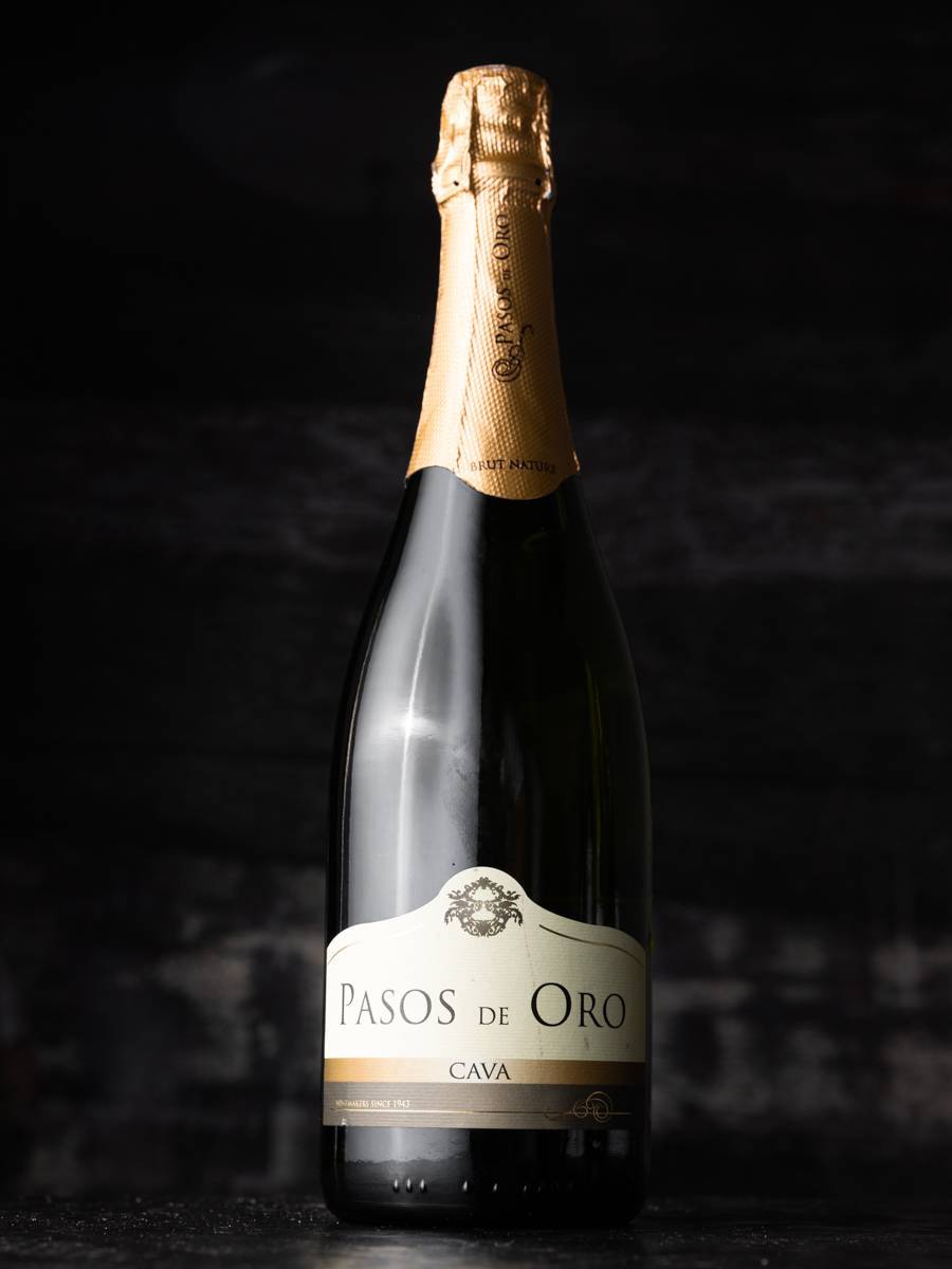 Игристое вино Cava Extra Brut Pasos de Oro купить в винном ресторане Остерия - лучшая цена Игристое вино Cava Extra Brut Pasos de Oro / Кава Экстра Брют Пасос де Оро