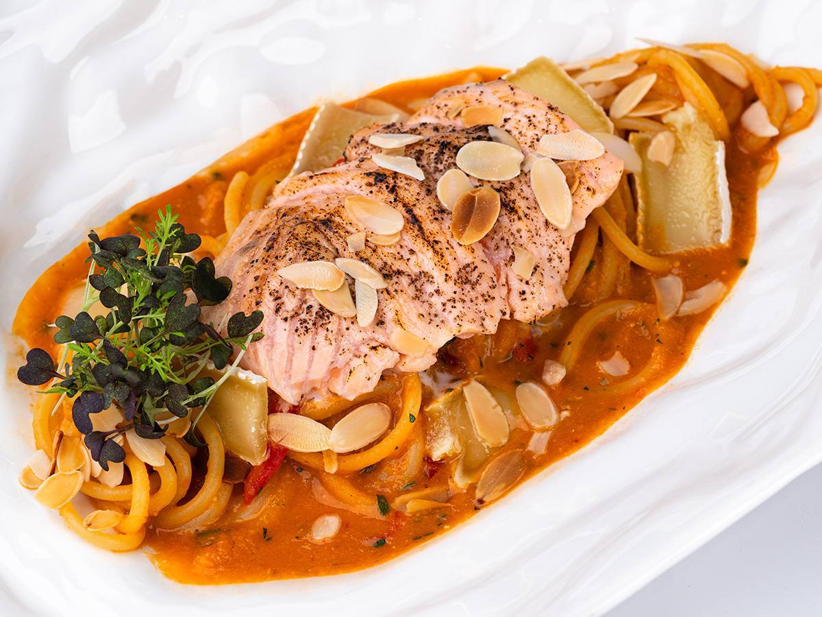 Паста с лососем в соусе рамеско