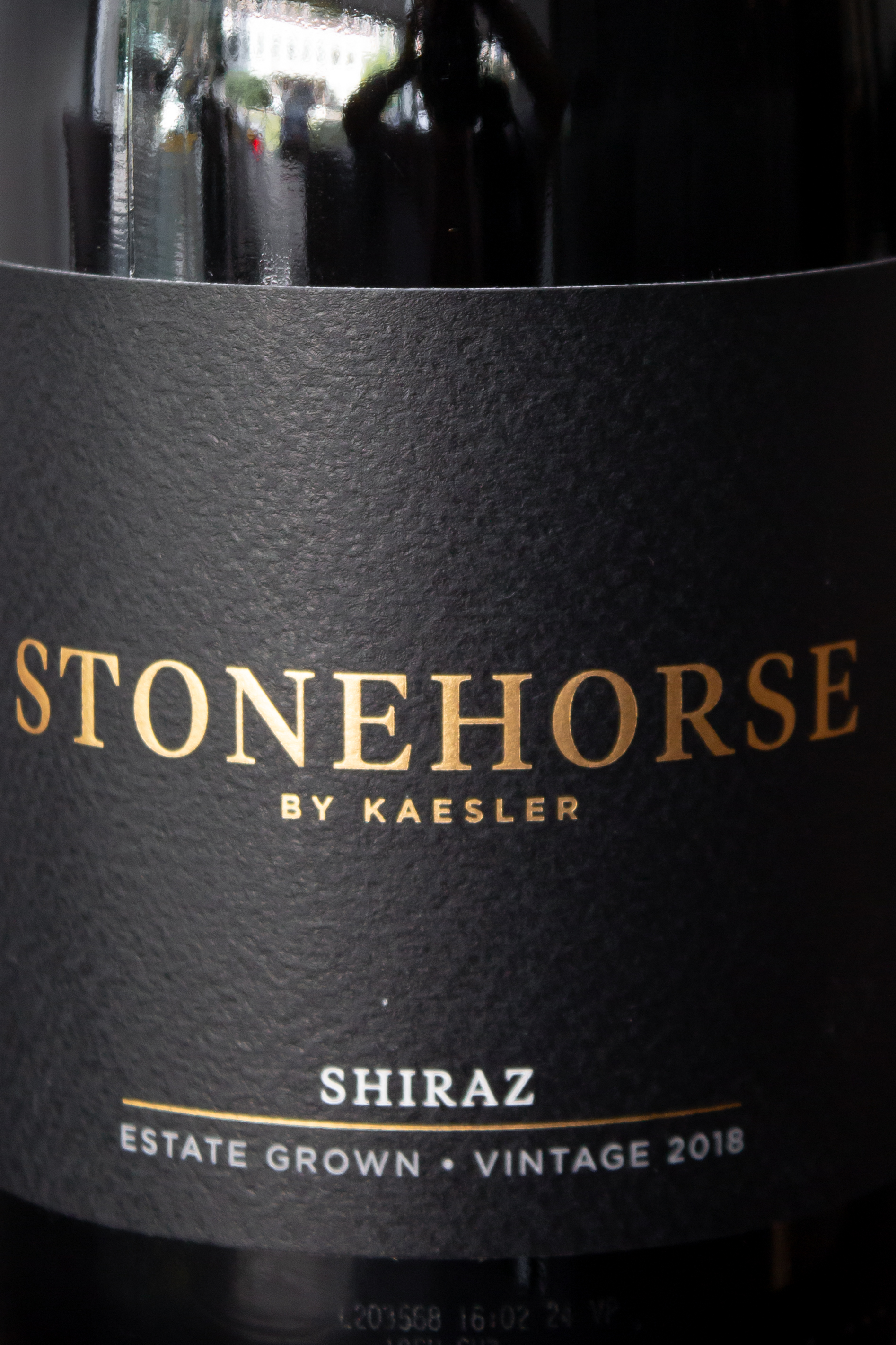 Вино Kaesler Stonehorse Shiraz купить в винном ресторане Остерия - лучшая цена Вино Kaesler Stonehorse Shiraz / Стоунхорс Шираз