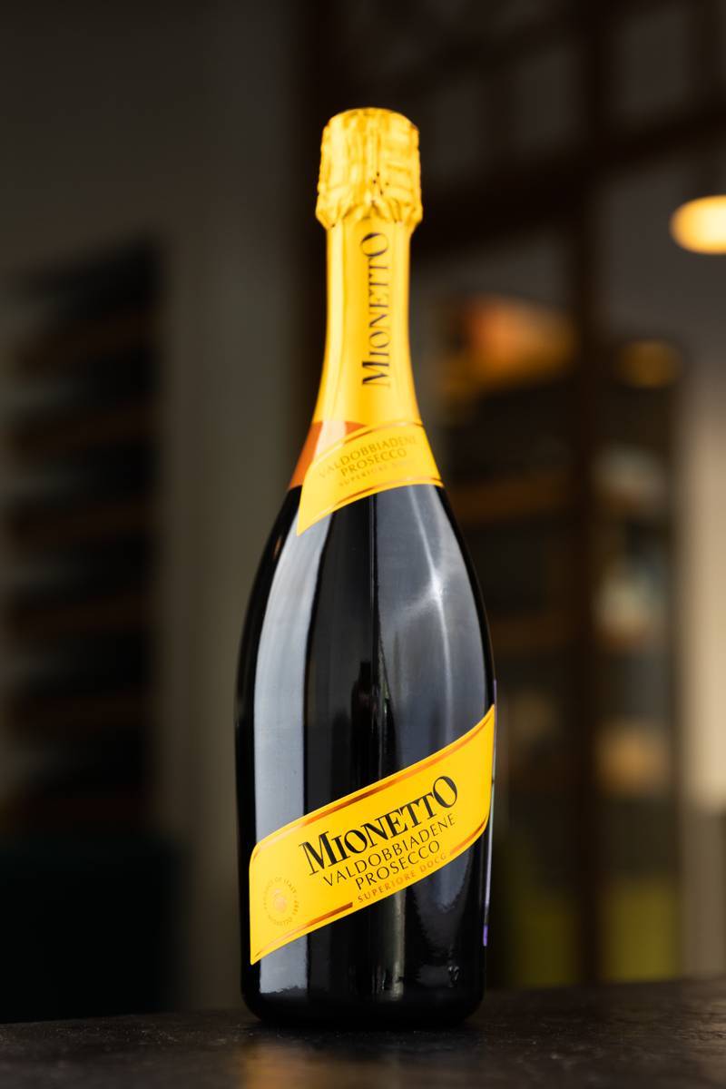 Игристое вино Prosecco Valdobbiadene Superiore Extra Dry Mionetto купить в винном ресторане Остерия - лучшая цена Игристое вино Prosecco Valdobbiadene Superiore Extra Dry Mionetto / Просекко Вльдоббьядене Супериоре Экстра Драй Мионетто