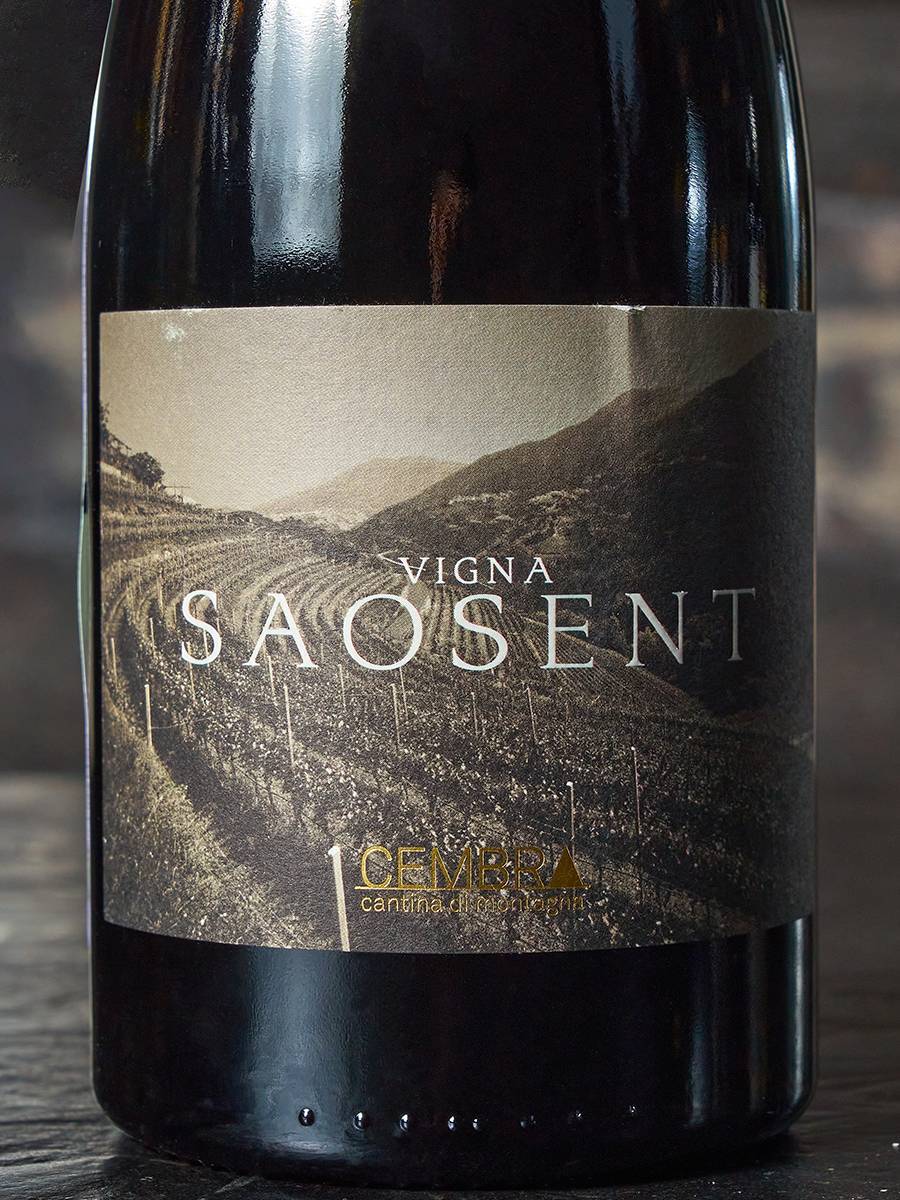 Вино Cembra Cantina di Montagna Vigna Saosent Pinot Nero Trentino купить в винном ресторане Остерия - лучшая цена Вино Cembra Cantina di Montagna Vigna Saosent Pinot Nero Trentino / Пино Неро Саосент Чембра