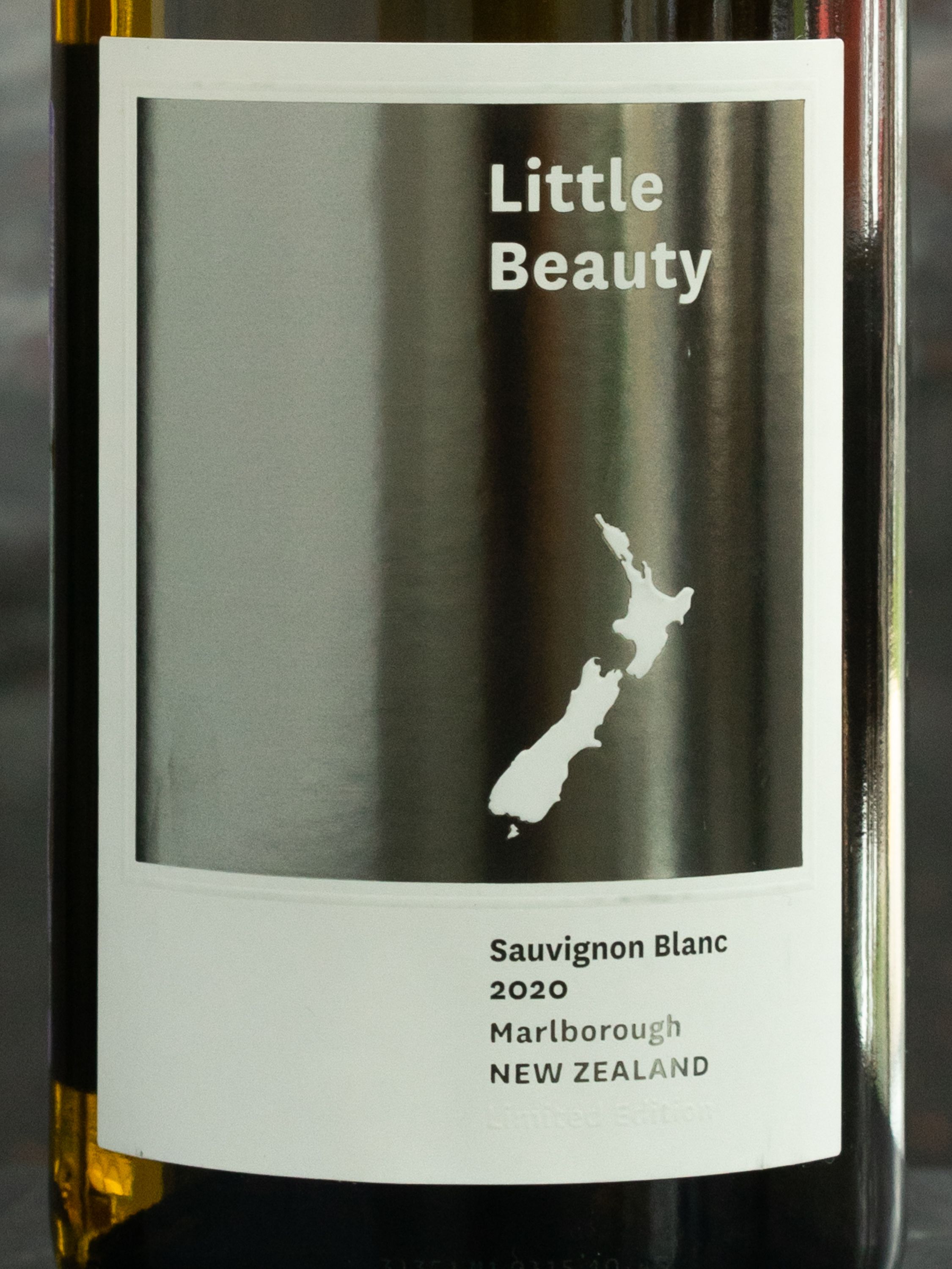 Вино Little Beauty Sauvignon Blanc купить в ресторане Остерия- лучшая цена Вино Little Beauty Sauvignon Blanc / Литтл Бьюти Совиньон Блан