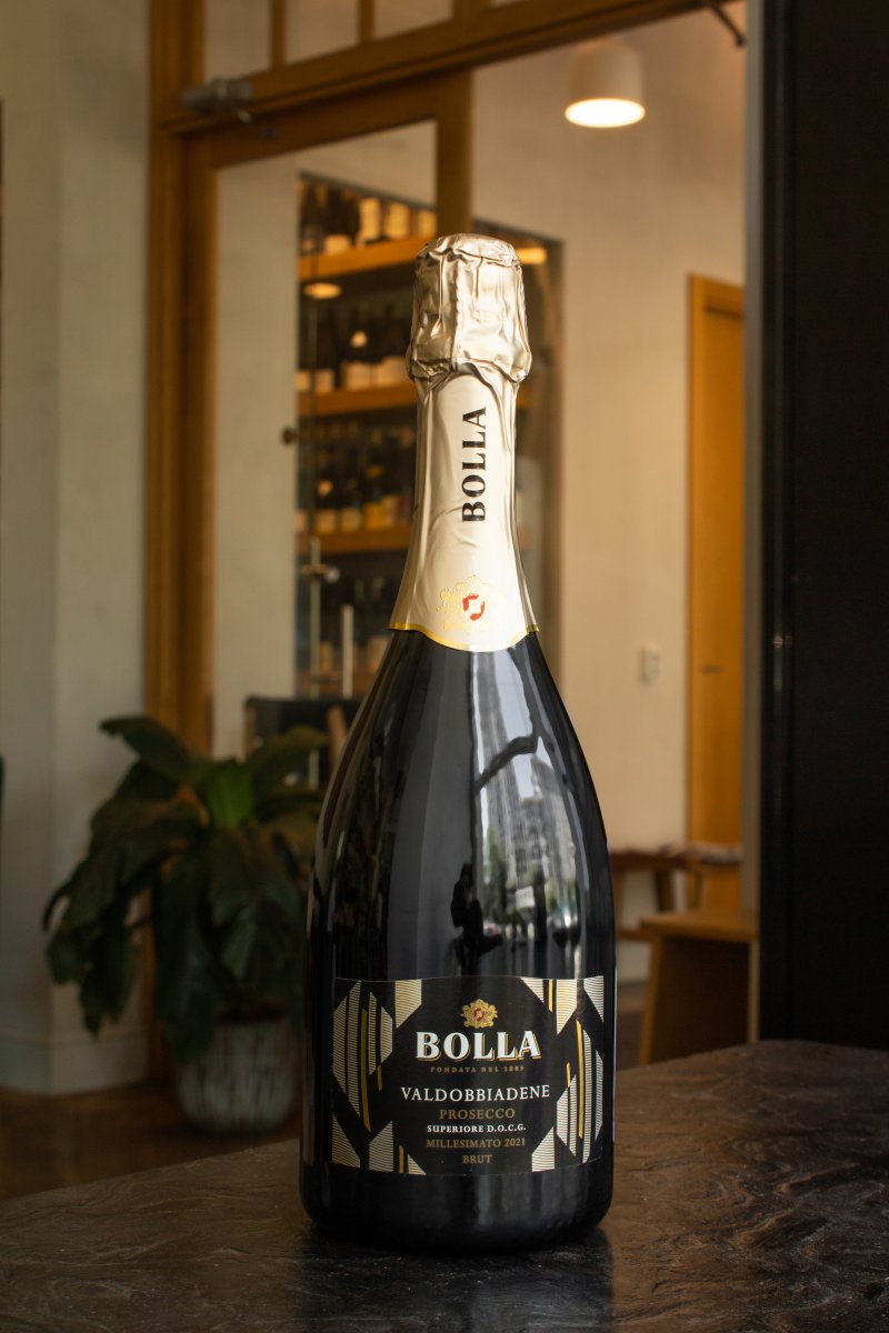 Игристое вино Bolla Prosecco Conegliano Valdobbiadene Superiore купить в винном ресторане Остерия - лучшая цена Игристое вино Bolla Prosecco Conegliano Valdobbiadene Superiore / Болла Просекко Конельяно Вальдоббьядене Супериоре