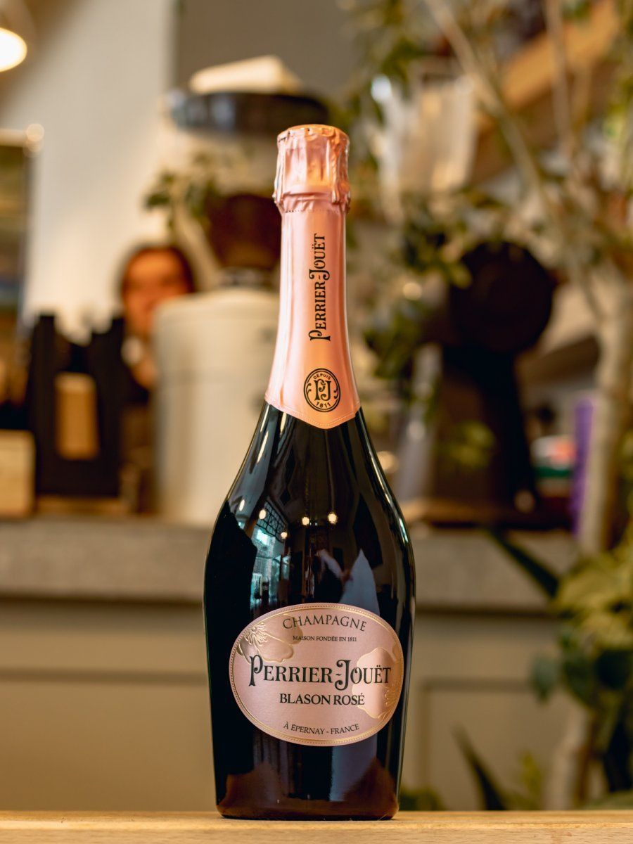 Купить шампанское Perrier-Jouet Blason Rose - лучшая цена и выбор в Остерия Амичи Шампанское Perrier-Jouet Blason Rose / Перрье-Жуэ Блазон Розе