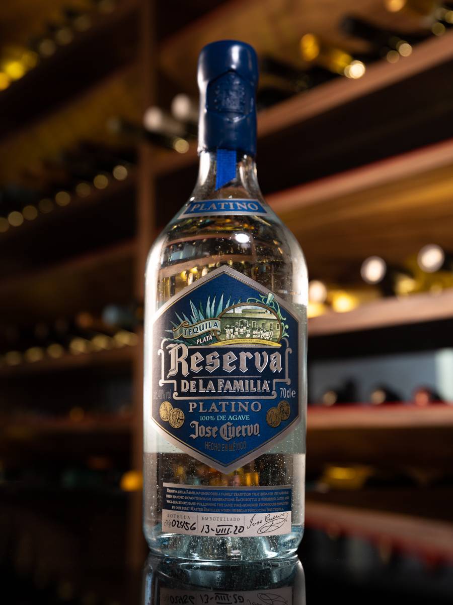 Текила Jose Cuervo Reserva De La Familia купить в ресторане Остерия - лучшая цена в городе Текила Jose Cuervo Reserva De La Familia / Хосе Куэрво Платино Резерва Де Ла Фамилия