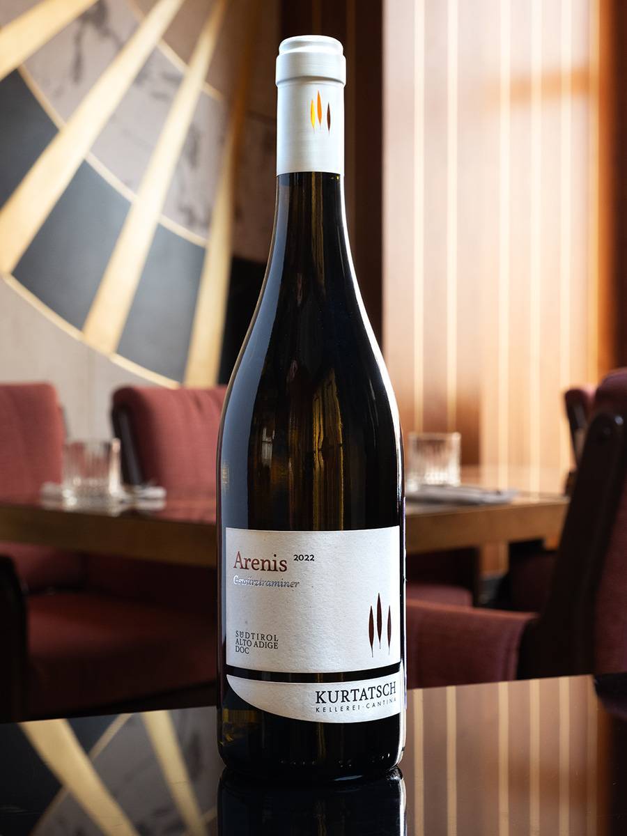 Вино Kurtatsch Arenis Gewurztraminer Sudtirol Alto Adige DOC купить в винном ресторане Остерия - лучшая цена Вино Kurtatsch Arenis Gewurztraminer Sudtirol Alto Adige DOC / Аренис Гевюрцтраминер Альто Адидже