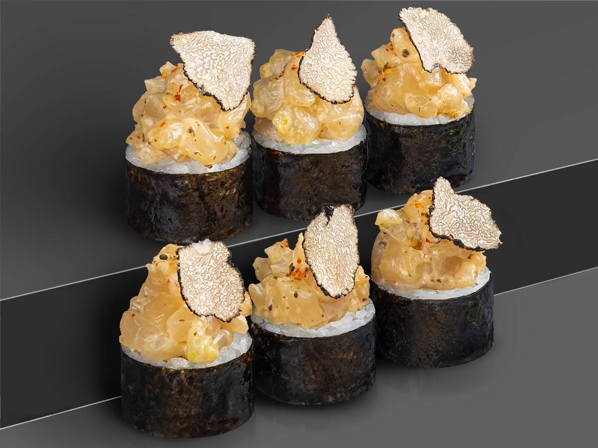 Ролл с гребешком и соусом из халапеньо