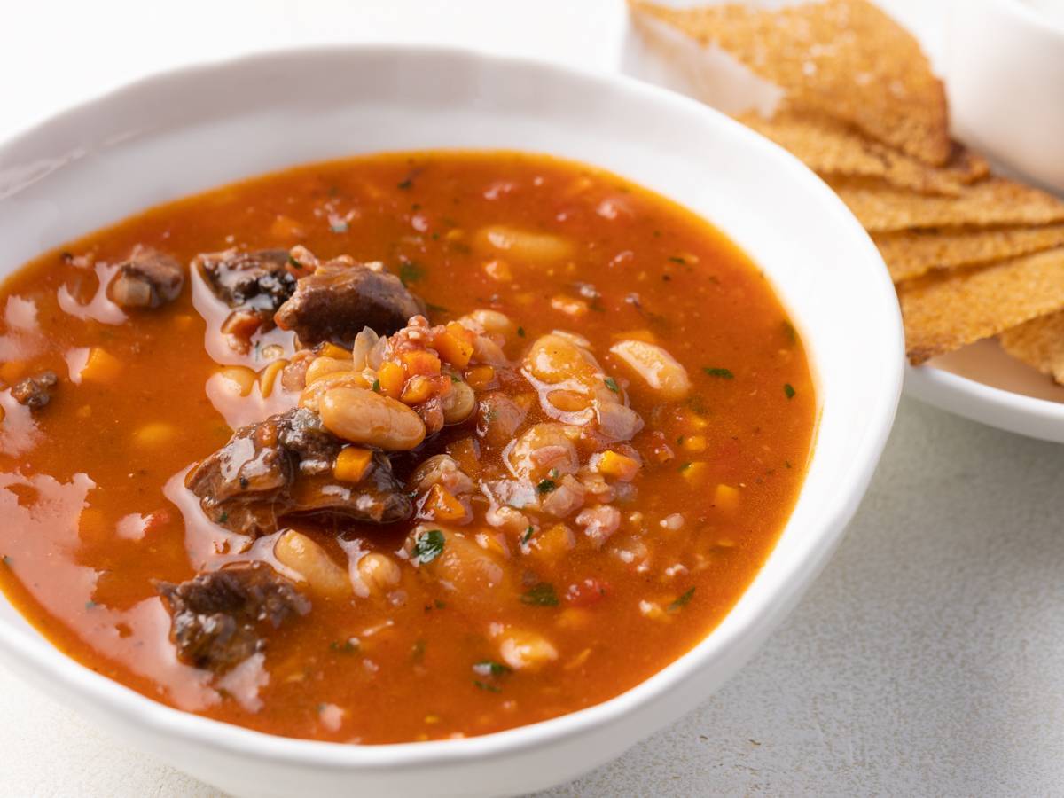 Суп из фасоли с беконом и щечками