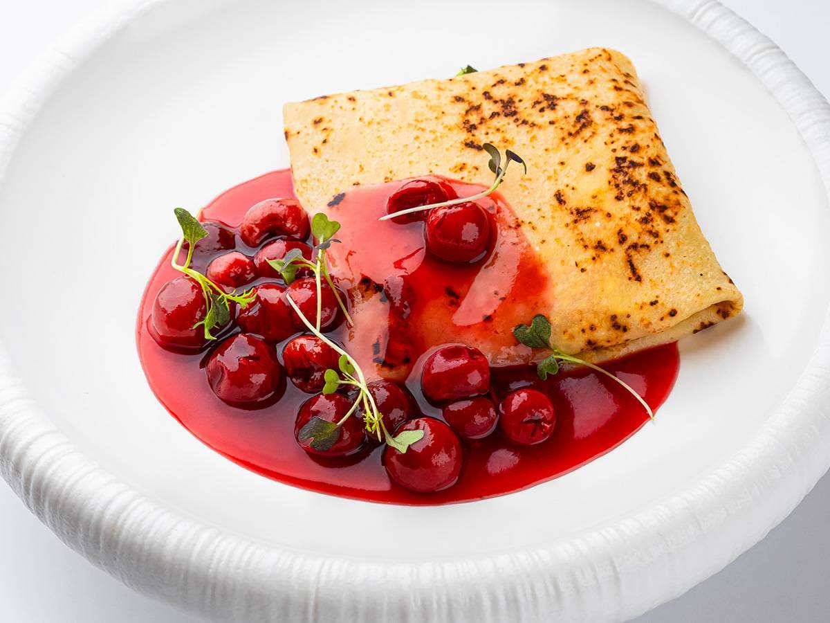 Блины с ванильным кремом и вишней