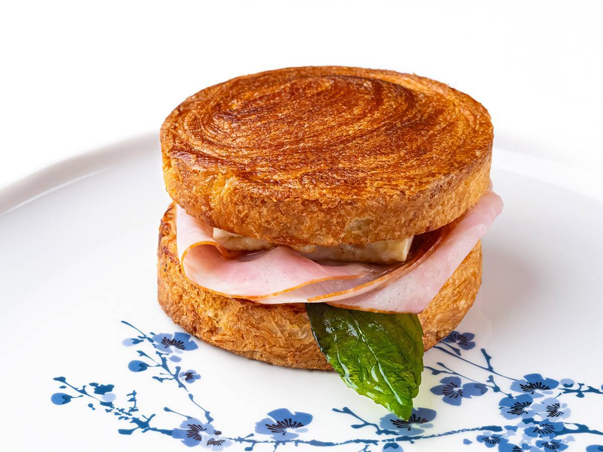 Круассан с прошутто и трюфелем