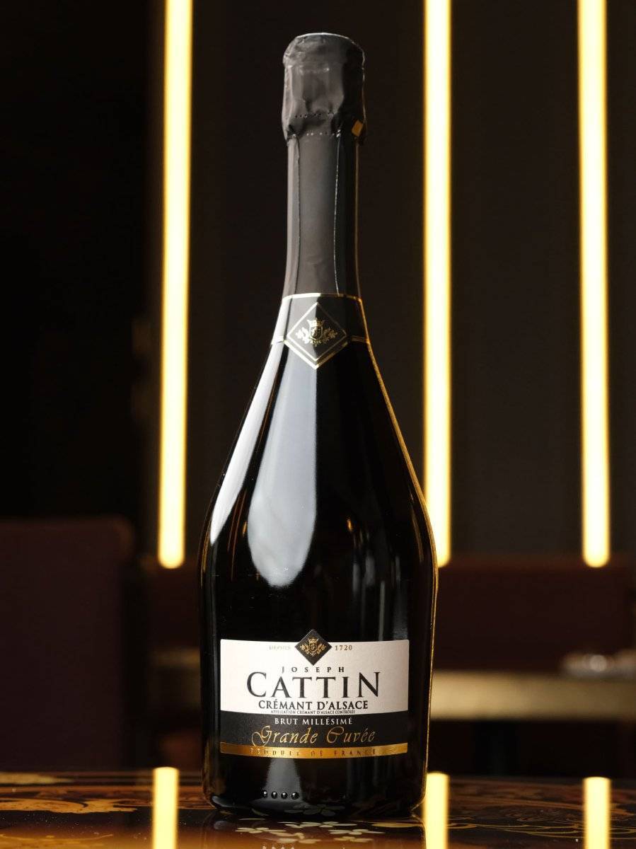 Игристое вино Joseph Cattin Cremant d`Alsace Brut Millesime Grande Cuvee купить в винном ресторане Остерия - лучшая цена Игристое вино Joseph Cattin Cremant d`Alsace Brut Millesime Grande Cuvee / Креман д'Эльзас Жозеф Каттэн Гранд Кюве