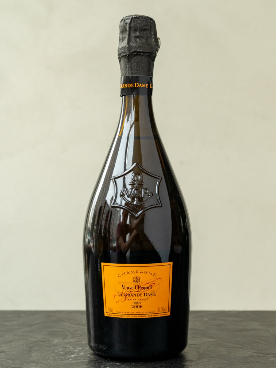 Шампанское Veuve Clicquot La Grande Dame купить в винном ресторане Остерия - лучшая цена Шампанское Veuve Clicquot La Grande Dame / Вдова Клико Понсардин Гранд Дам Винтаж
