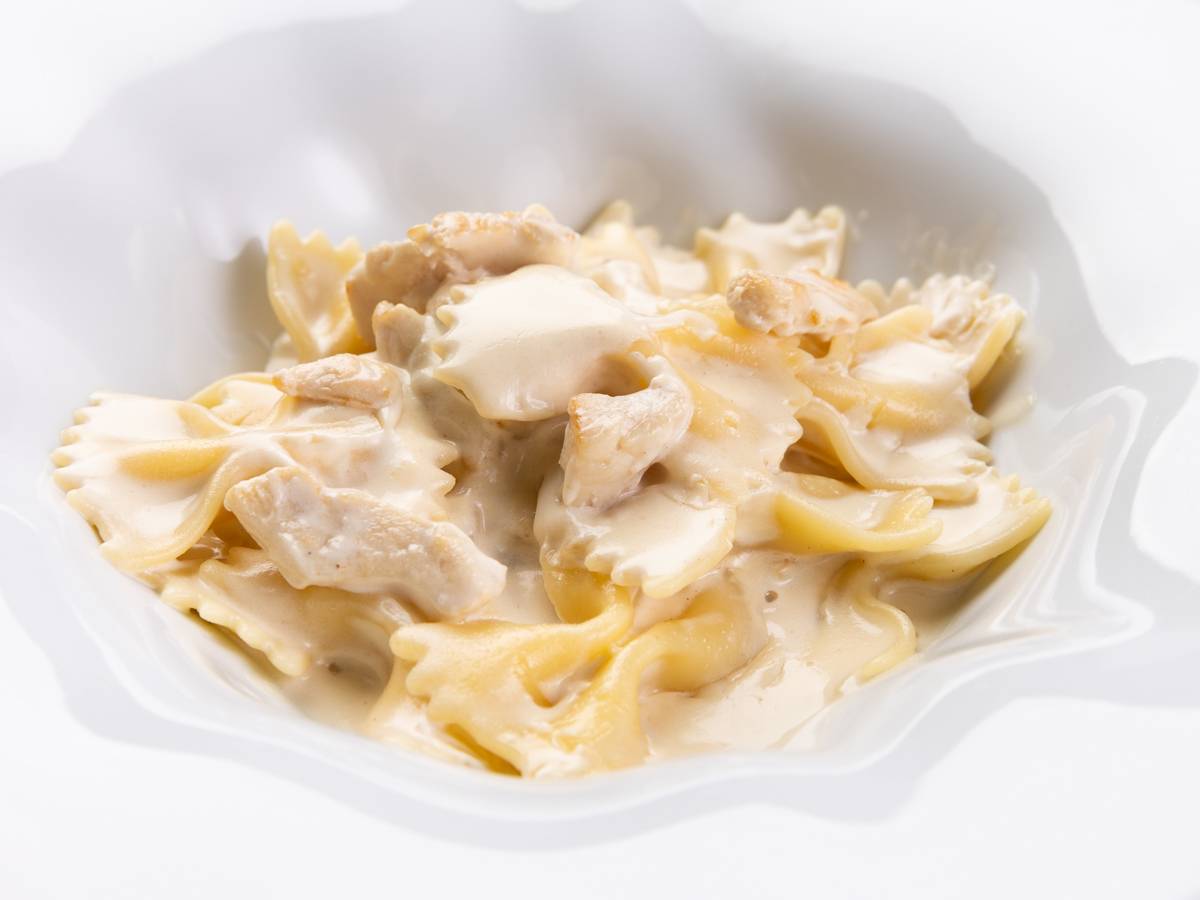 Детская паста в сливочном соусе с курицей