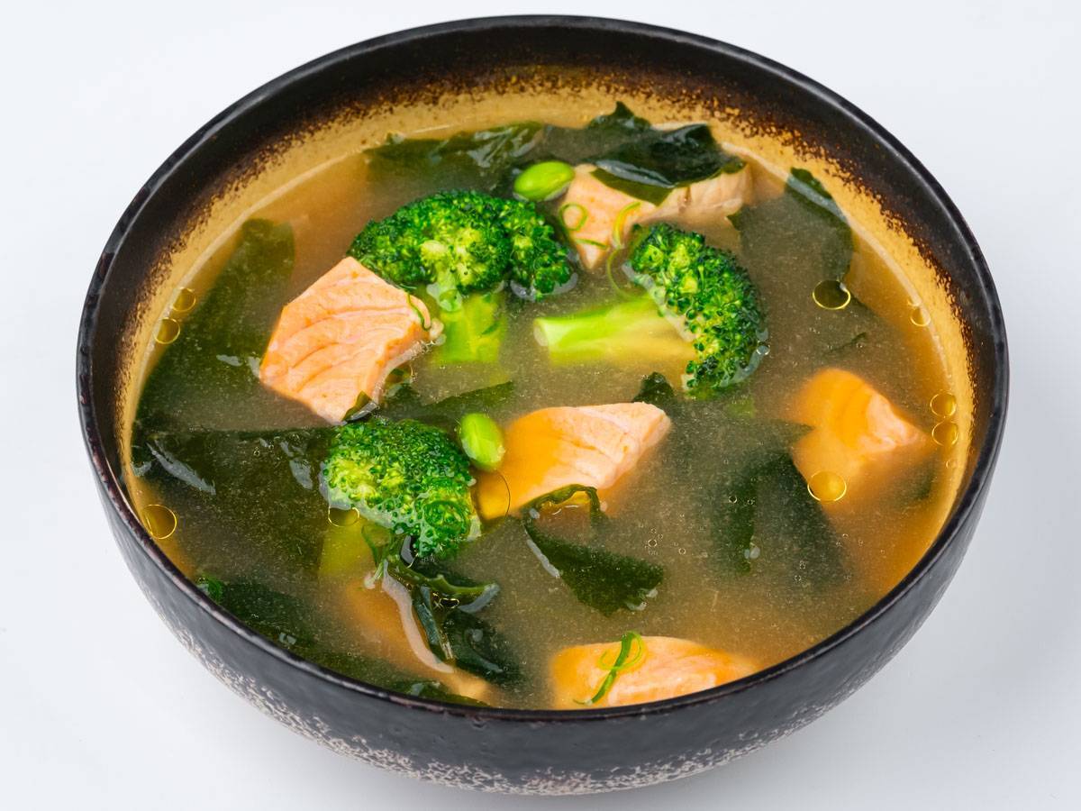 Бульон даши с лососем и брокколи