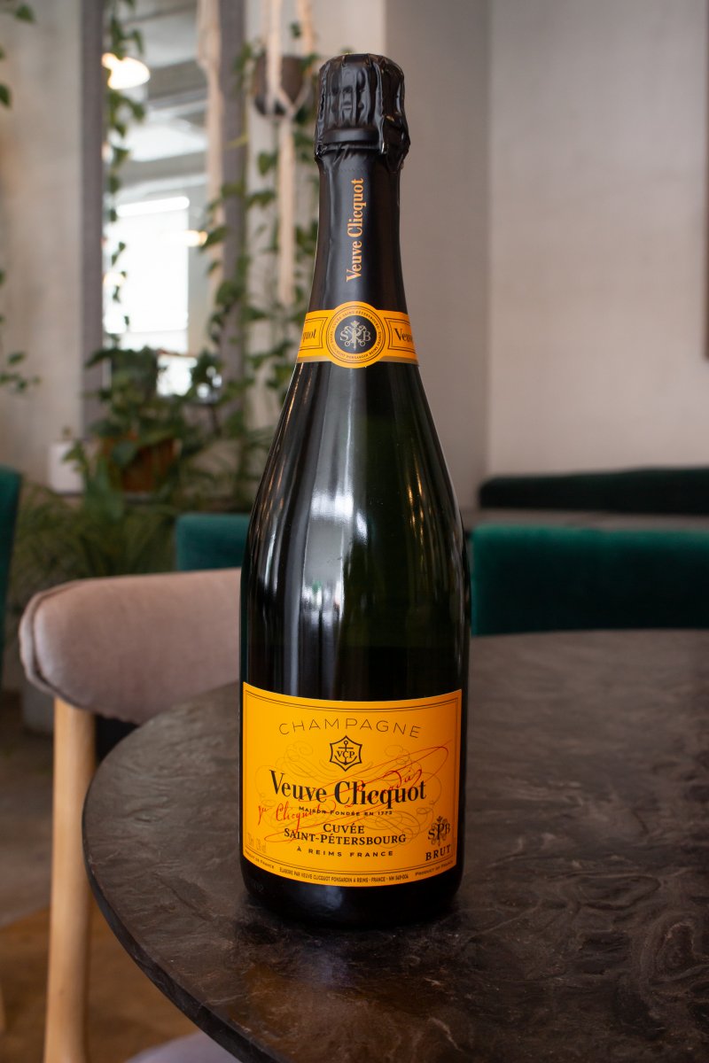Шампанское Veuve Clicquot Cuvee Saint-Petersbourg Brut купить в винном ресторане Остерия - лучшая цена Шампанское Veuve Clicquot Cuvee Saint-Petersbourg Brut / Вдова Клико Кюве Санкт-Петербург