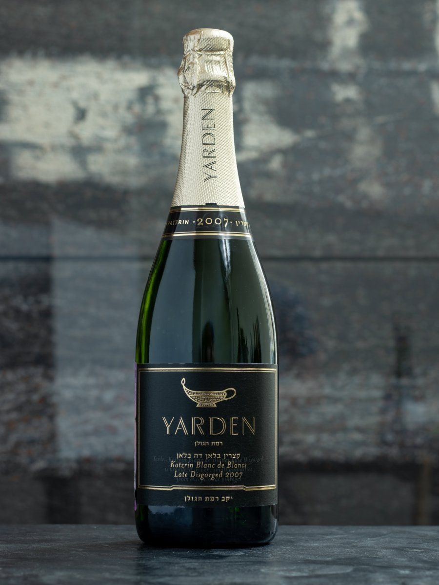 Купить игристое вино Golan Heights Yarden Katzrin Blanc de Blancs Late Disgorged - лучшая цена и выбор в Остерия Амичи Игристое вино Golan Heights Yarden Katzrin Blanc de Blancs Late Disgorged / Ярден Катцрин Блан де Блан Лейт Дисгоржд