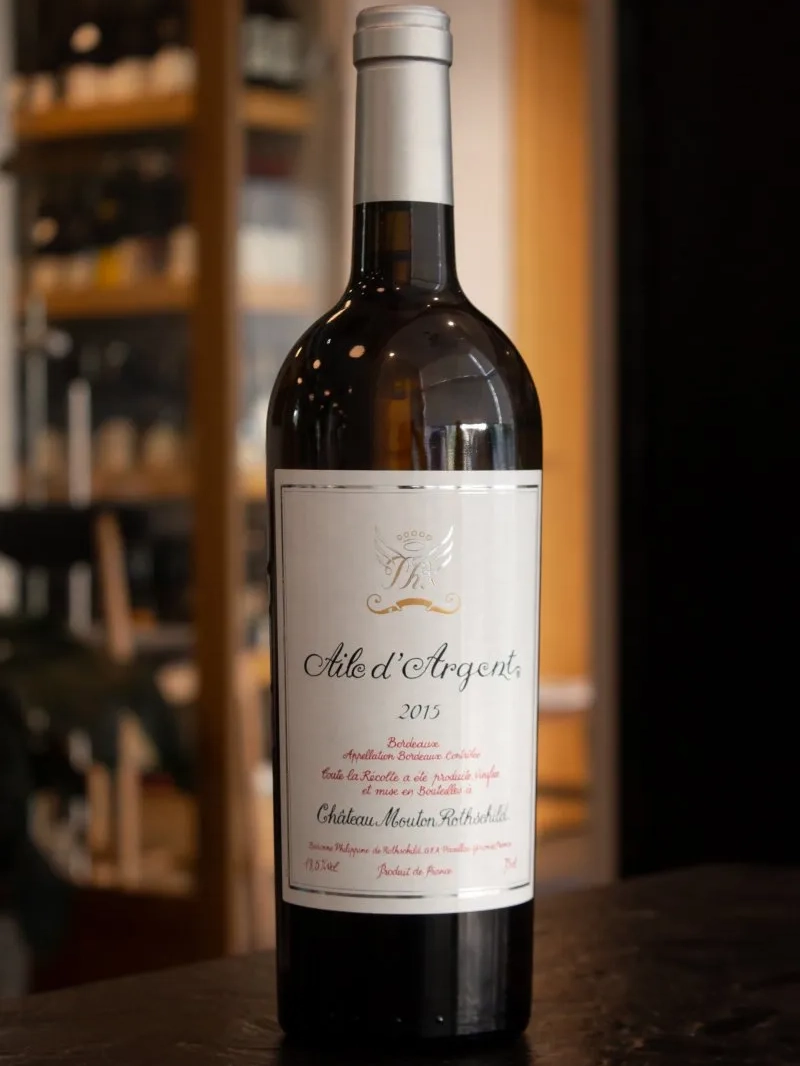 Вино Chateau Mouton Rothschild Aile d'Argent 2015 купить в винном ресторане Остерия - лучшая цена Вино Chateau Mouton Rothschild Aile d'Argent 2015 / Шато Мутон Ротшильд Эль д'Аржан 2015