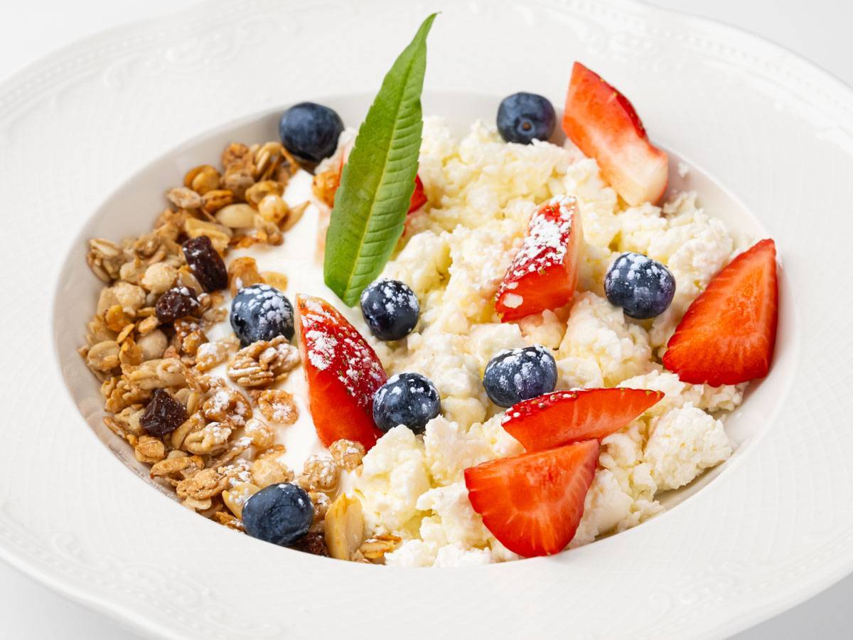 Творог с йогуртом и ягодами