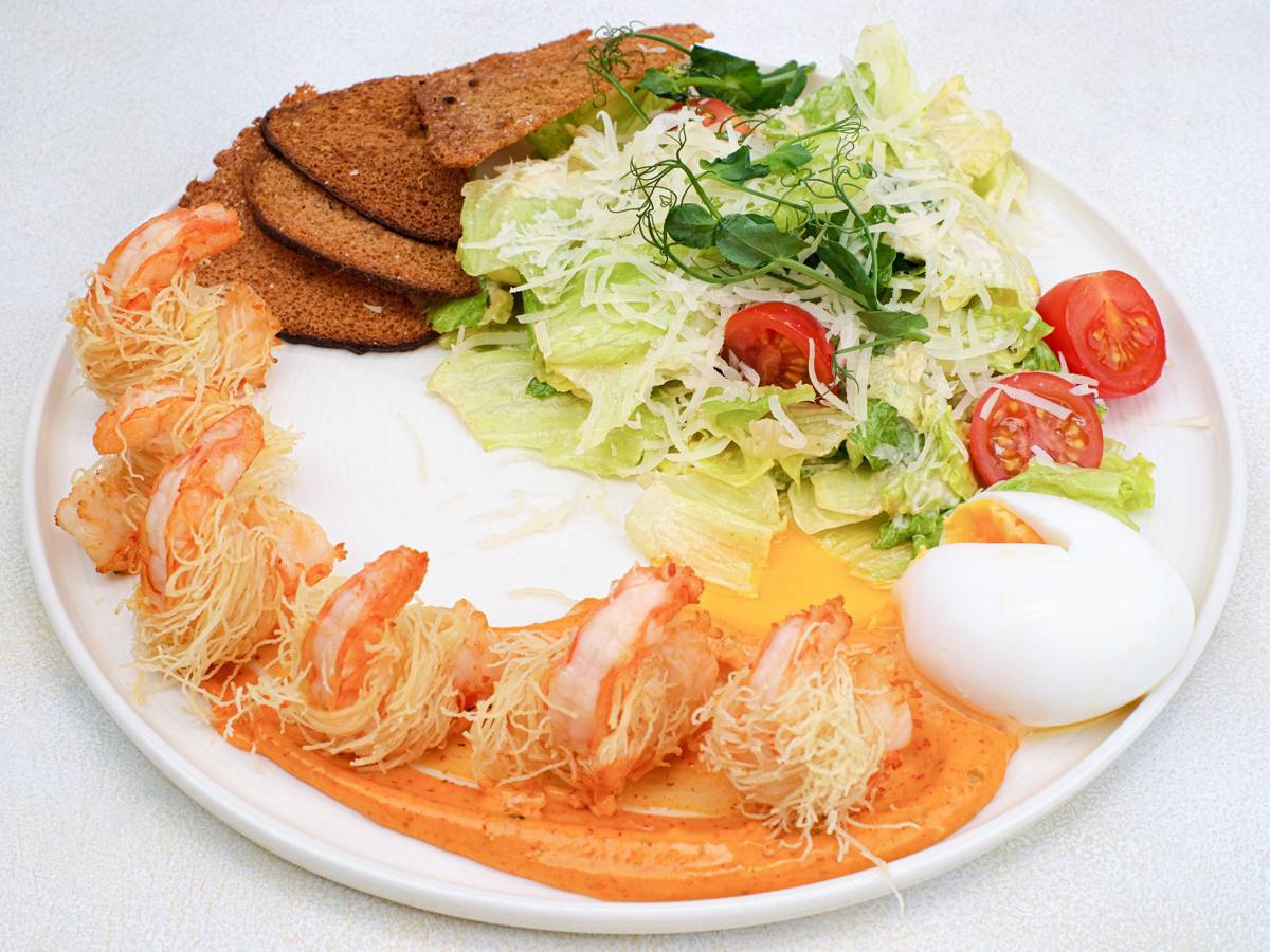 Цезарь с креветками катаифи