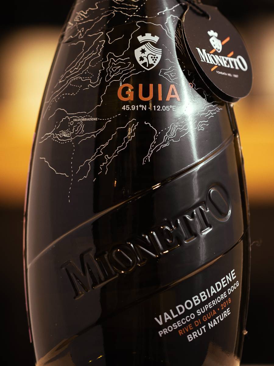 Игристое вино Prosecco Valdobbiadene Superiore Rive di Guia Brut Mionetto купить в винном ресторане Остерия - лучшая цена Игристое вино Prosecco Valdobbiadene Superiore Rive di Guia Brut Mionetto / Просекко Вльдоббьядене Супериоре Риве ди Гуйа Брют Мионетто
