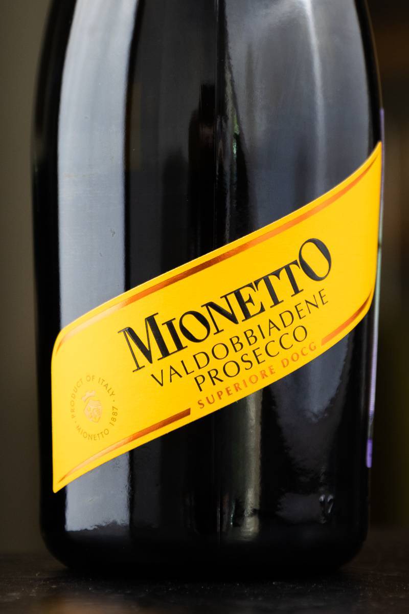 Игристое вино Prosecco Valdobbiadene Superiore Extra Dry Mionetto купить в винном ресторане Остерия - лучшая цена Игристое вино Prosecco Valdobbiadene Superiore Extra Dry Mionetto / Просекко Вльдоббьядене Супериоре Экстра Драй Мионетто
