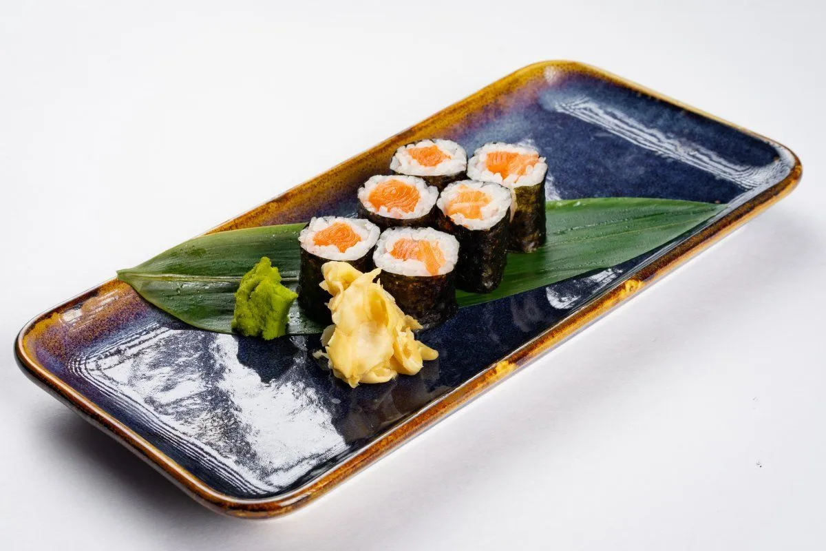 Маки с лососем