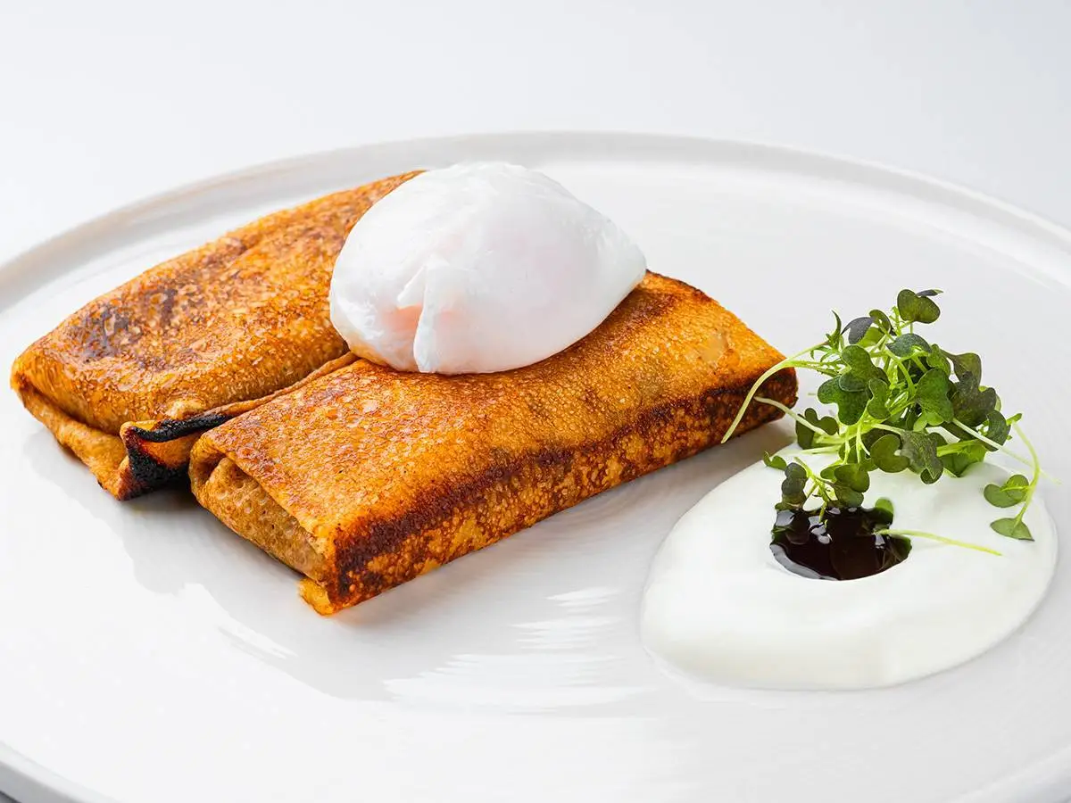 Блины с мясом и яйцом пашот