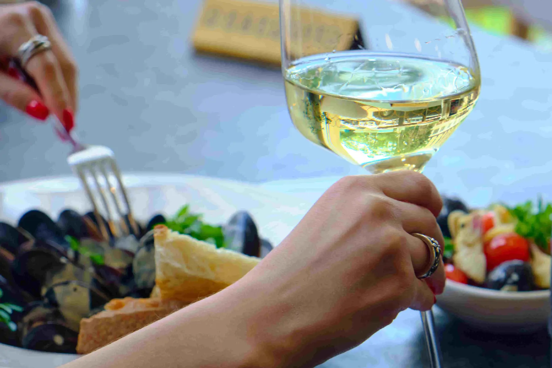 Правила подачи и потребления белого сухого вина в ресторане