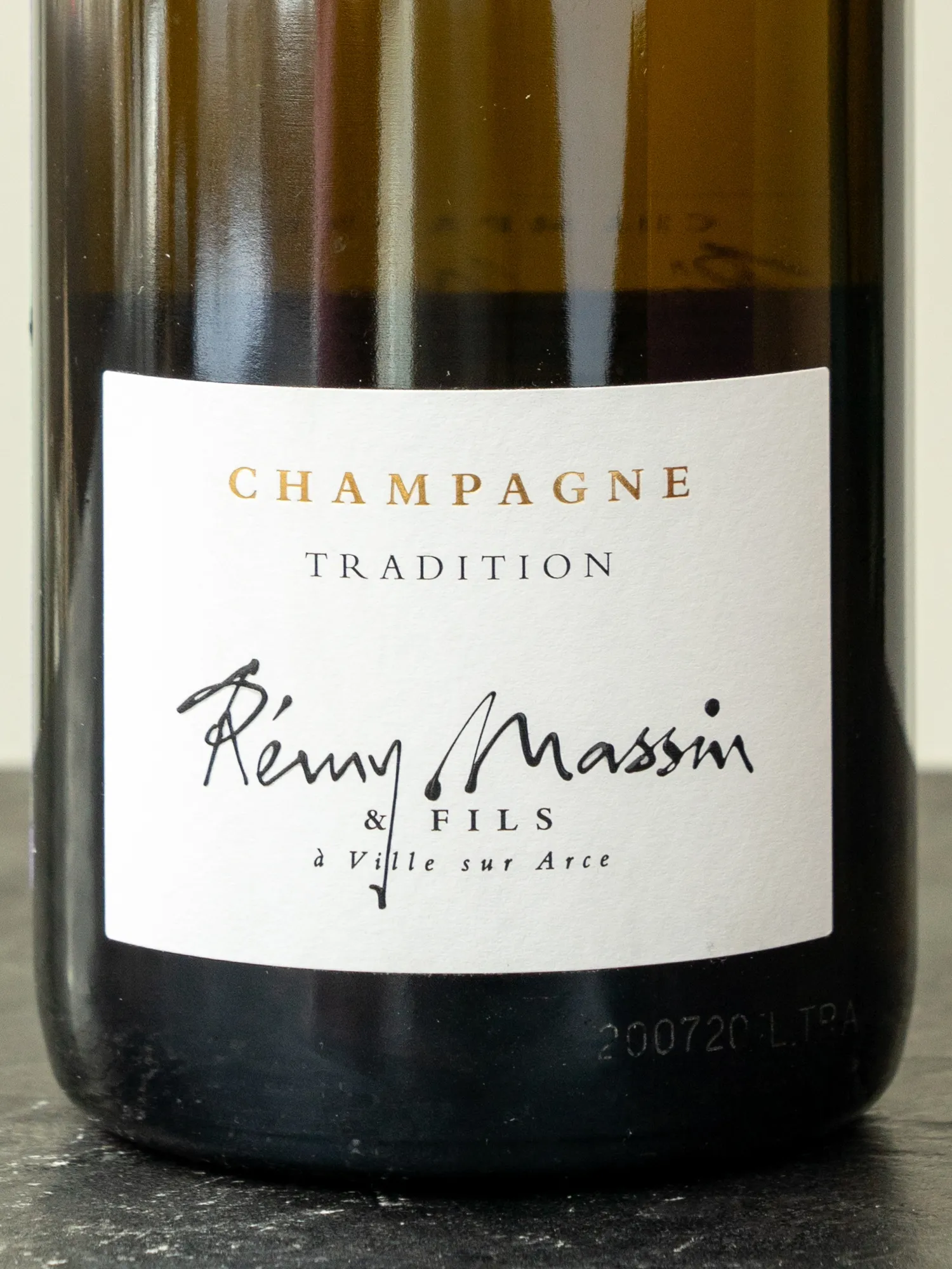 Шампанское Remy Massin Tradition Brut Champagne купить в винном ресторане Остерия - лучшая цена Шампанское Remy Massin Tradition Brut Champagne / Традисьон брют Реми Массен