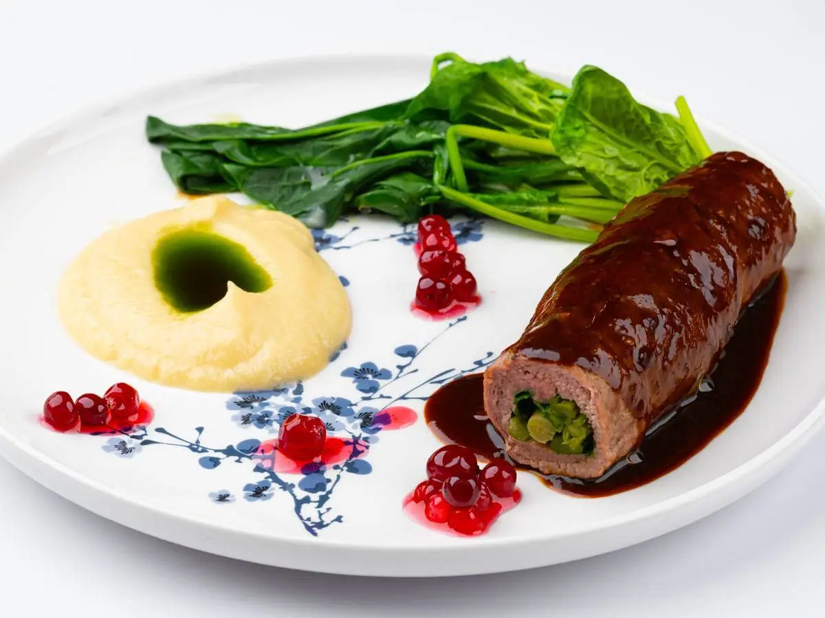 Рулет из ягненка со спаржей