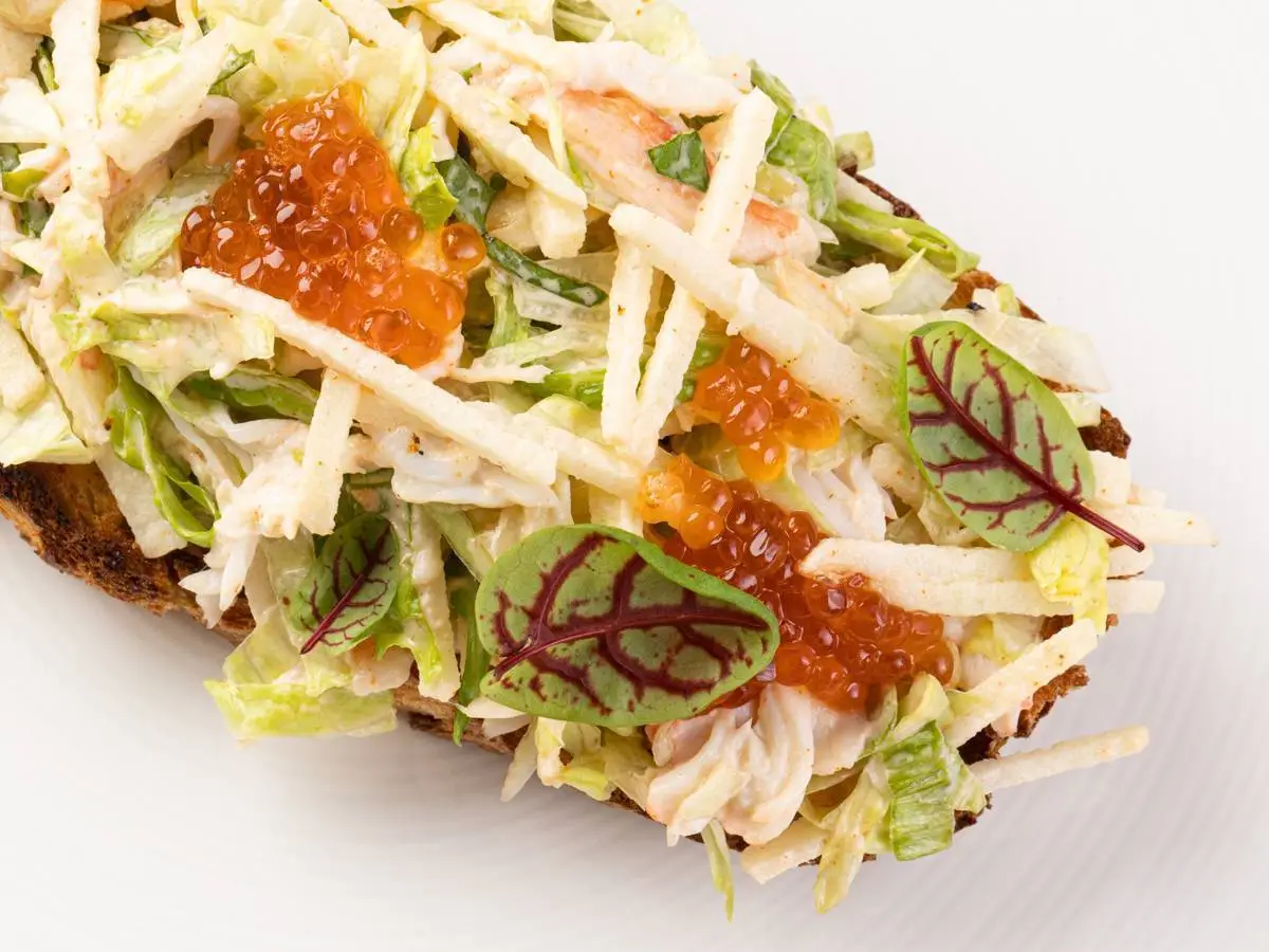 Брускетта с крабом